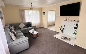 Spacious 3 Bedroom Near Skyline-5 Min Walk